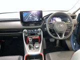 運転席周りのレイアウトをご覧ください。ナビゲーションが綺麗に装着されすっきり収まってますね!