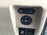 電動格納ミラーを装備しており、車内からワンタッチでミラーの開閉が可能です。
