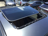 パノラマサンルーフで解放感ある快適車内
