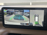 アラウンドビューモニターは4方向のカメラで真上から車を見たようにモニターで確認ができる日産の自慢の装備です。前後センサーにより移動物検知、障害物検知をして画面に表示。是非実際の車で体感してみてください