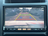 【バックモニター】後方の障害物や歩行者を確認できるバックモニター。狭い駐車場や混雑した場所でも安心して車を操作できます。