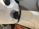 【キーレス】少し離れた場所からでもボタン一つでドアの開錠・施錠ができるのでとっても便利!ドアの鍵穴周りに傷をつけることもありません。