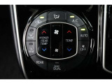 運転席と助手席、それぞれ温度調節ができ、オールシーズン快適なオートエアコンとなっております!