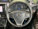 【ウッドコンビステアリング】高級感ある木目調パーツを採用した手に良く馴染むコンビハンドル。運転席廻りの雰囲気も一気に豪華になります!