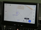 【10インチ純正ナビ】純正ナビを装備。タッチパネル式で使いやすく、詳細地図により目的地をピンポイントで設定できます。初めての道でも迷いにくく、ロングドライブも快適ですよ♪