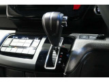 インパネシフトだから視線の移動も少なく足元もスッキリ♪運転席もゆったりしているのでゆとりを持ってドライブできますね!