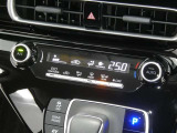 【オートエアコン】車内温度を感知して自動で温度調整をしてくれるのでいつでも快適な車内空間を創り上げます!どの席に座っても快適なドライブが楽しめます♪