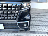 【LEDヘッドライト】悪天候や夜間走行時も良好な視界を確保し安心して運転できる高輝度LEDヘッドライトを装備!点灯速度が早く、消費電力も抑えられています