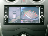 リバースにシフトするとまるで上空から見下ろしているような感じにナビゲーション画面に映し出します