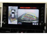 パノラミックビューモニター付きです。車両を上から見たような映像をディスプレイオーディオ画面に表示。運転席からの目視だけでは見にくい、車両周辺の状況をリアルタイムでしっかり確認できます。