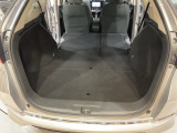 後席背もたれを倒せばちょっと大きめの荷物や長いものを積みたい時に便利です。