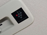 プラズマクラスター搭載のシーリングファンは空気を循環させて、広々とした室内空間の室温を均等に保ちます。