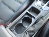 乗車中にホッと一息、ドリンクホルダーもありますよ!ドリンクだけでなく小物類も収納できますよ