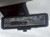 インテリジェントルームミラー搭載で、車の後方に設置されたカメラ映像を映し出してシートバックやヘッドレスト、同乗者に視界が遮られることがなく視認性が非常に良いです