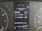 【車線逸脱警報】道路上の白(黄)線を認識し、意図せず走行中の車線からはみ出しそうになった時、メーター内の警告灯とブザーで注意喚起してくれる安心・安全機能です♪