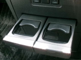 運転席からもスムーズに手が届く設計で、信号待ちやちょっとした休憩にさっと飲むことができるのでロングドライブも快適です。