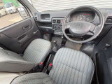 運転席廻りの画像です。操作スイッチ類もキレイな状態です。専門のスタッフが内外装を清掃・きめ細かい箇所までクリーニングしています