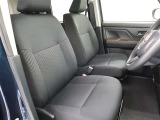 運転席・助手席まわりです。ゆったりと座って頂けるシートで快適です。