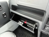 車検証ケースもすっぽりグローブボックス★ 上には小物置きもございます!(^^)!