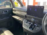 助手席周辺はこのようになっております。運転手だけでなく助手席に一緒に乗られる方も広々と快適にお乗り頂けるような設計です!各種装備を次の写真からご案内いたしますのでご覧ください。