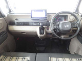 シンプルながら、機能性溢れるインパネ廻りです♪視界性も良く運転しやすいです♪各操作スイッチ類なども使いやすい位置に配置されています♪