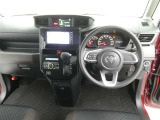 運転席からの視界はこんな感じです☆お気軽にご来店いただき、実際に座って是非お確かめください。ドライバーに寄り添う快適な操作フィールをもたらすステアリングです。
