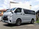 車両右フロント斜め前からの全景写真です。シルバーボディの塗装面のツヤや目立つ外傷の有無、フロント周りおよび右側面の外装コンディションについて画像にてご確認ください。
