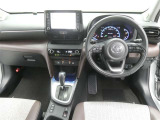 運転席からの視界はこんな感じです☆お気軽にご来店いただき、実際に座って是非お確かめください。ドライバーに寄り添う快適な操作フィールをもたらすステアリングです。