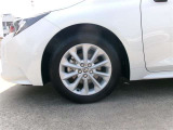16インチ純正アルミホイール。路面に近いホイール部分は特に目立ちますし、車のイメージも大きく変わりますよ!