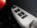 パワーウィンドウスイッチで運転席から全席の窓の開閉ができます。