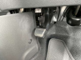 パーキングブレーキは、足踏み式です。