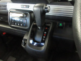 インパネシフトだから視線の移動も少なく足元もスッキリ。運転席もゆったりしているのでゆとりを持ってドライブできますね。