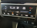 【オートエアコン】一度お好みの温度に設定すれば、車内の温度を検知し風量や温度を自動で調整。暑い&hellip;寒い&hellip;と何度もスイッチ操作をする必要はありません。快適な車内空間には必須の機能ですね♪