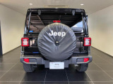 Jeepの伝統デザインである7スロットグリルと丸目のLEDヘッドライトは見る人に強い印象を与えます。