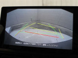 車庫入れや縦列駐車などの際に、後退操作の参考になるガイドラインをモニター画面に表示します。