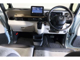 ドライバーを包み込むように、ディスプレーやスイッチ、コンソールを配置。座った瞬間から運転への期待が!空間そのものの心地よさにこだわっています。