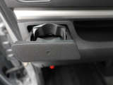 カップホルダーは運転席や助手席からちょうど手の届く位置です!!