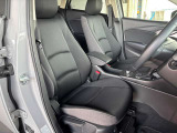マツダ車のシートは人間工学に基づき設計されています。ハンドルを握る体勢が自然なポジションになるようにシートの作り込みをおこなっていますので、ロングドライブでも疲れにくいです!