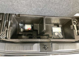 【ラゲッジアンダーボックス】ラゲッジルームのフロア下には、汚れ物や工具を収納できる便利なアンダーボックスを装備!