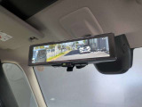 インテリジェントルームミラー搭載で、車の後方に設置されたカメラ映像を映し出してシートバックやヘッドレスト、同乗者に視界が遮られることがなく視認性が非常に良いです