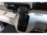 インパネシフトだから視線の移動も少なく足元もスッキリ♪運転席もゆったりしているのでゆとりを持ってドライブできますね!