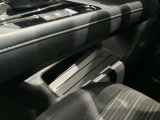 運転席手元に、ティッシュBOXや手荷物を置けるスペースあります☆
