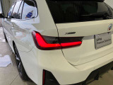 L字型リアコンビランプ:BMWの伝統的なデザインのひとつです。夜間でも誰が見てもBMWとわかる印象的なデザイン。