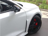 ●時速30キロ以上で走行中にレーダーセンサーが、後方50mの走行車両を検出。ミラーの内側に組み込まれたLEDが点灯し、ドライバーに走行車両の存在を知らせます。車線変更時に接触する危険性を低減します。