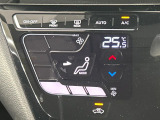 【オートエアコン】一度お好みの温度に設定すれば、車内の温度を検知し風量や温度を自動で調整。暑い&hellip;寒い&hellip;と何度もスイッチ操作をする必要はありません。快適な車内空間には必須の機能ですね♪