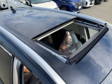 開放感の大型サンルーフを装備!車内を明るく照らし、気持ちの良い風を感じながらドライブをお楽しみいただけます。
