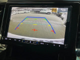 【バックカメラ】駐車時に後方がリアルタイム映像で確認できます。大型商業施設や立体駐車場での駐車時や、夜間のバック時に大活躍!運転スキルに関わらず、今や必須となった装備のひとつです!