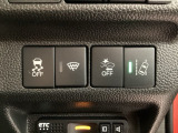 衝突の危険がある時に警告してくれる衝突軽減ブレーキ。車線を外れそうな時に警告し、ステアリング制御してくれる路外逸脱制御機能搭載!