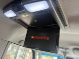 フリップダウンタイプのリアモニターを装備。長時間のドライブ中に退屈しづらく快適に過ごせるため、お子様がいる方にもおすすめです。使わないときは本体を折りたたんで天井に収納できるのもメリットです。