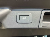 【パワーテールゲート メーカーop価格￥76000】ボタン一つで楽に開閉が可能です。この装備の有無で毎日の買い物などの利便性が向上いたします。